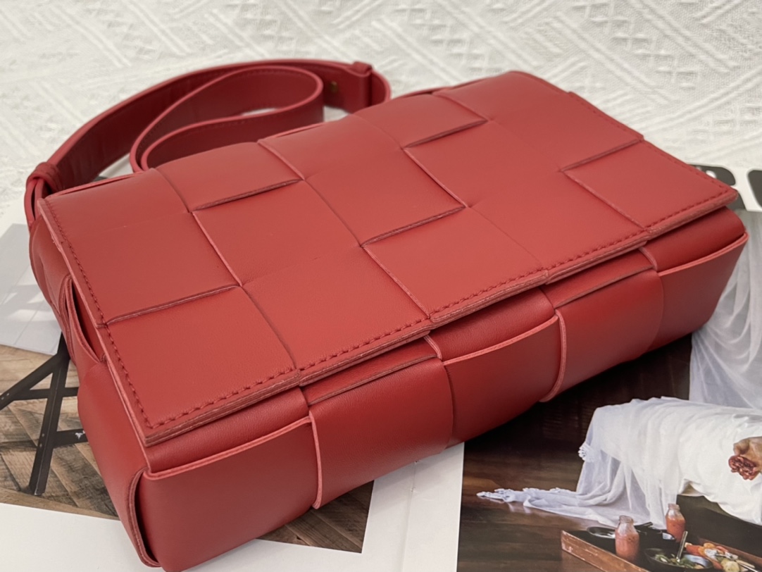 Cassette Intreccio Leather Cross-body Bag Red